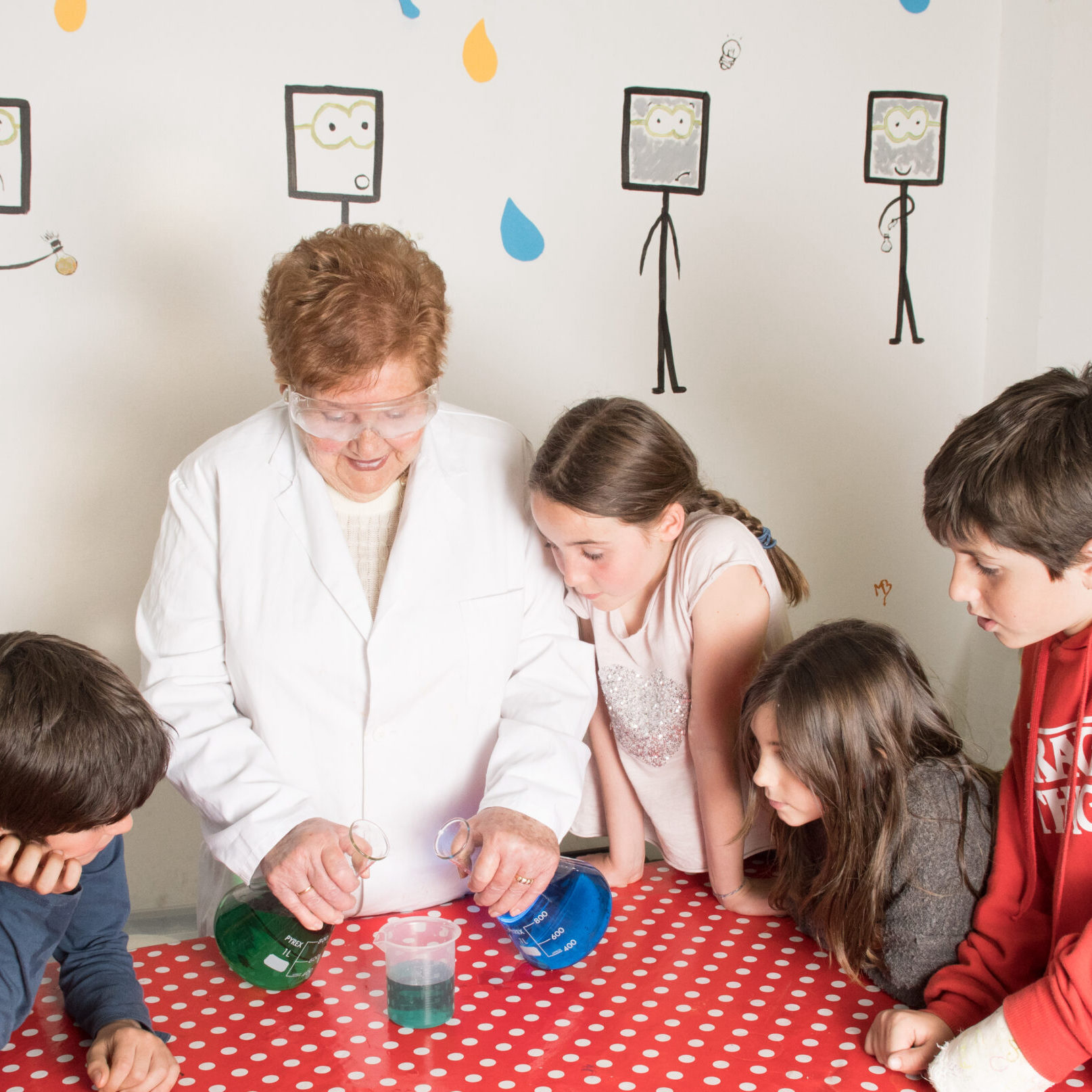 ciencia divertida - abuelos y nietos- actividad intergeneraciona - asociación inspira